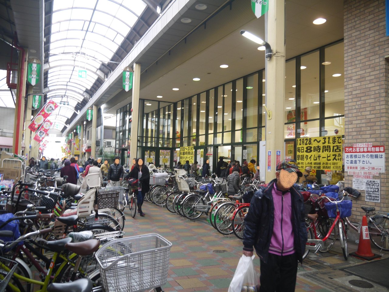 スーパー前の自転車の山
