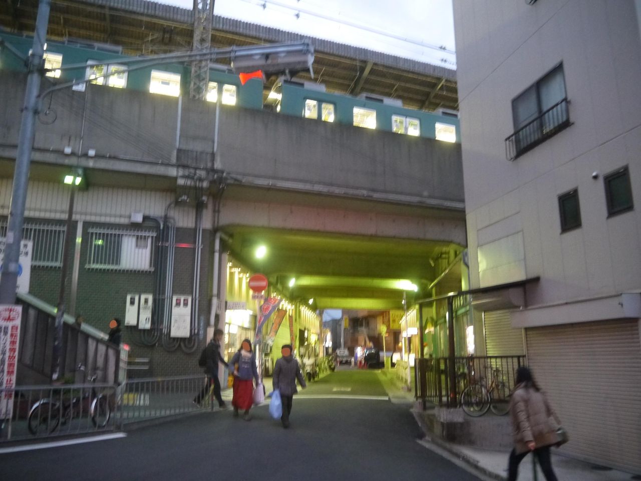 萱島駅高架下にある連絡通路が萱島らしい雰囲気を放ってる 寝屋川つーしん 萱島駅高架下にある連絡通路が萱島らしい雰囲気を放ってる 寝屋川つーしん