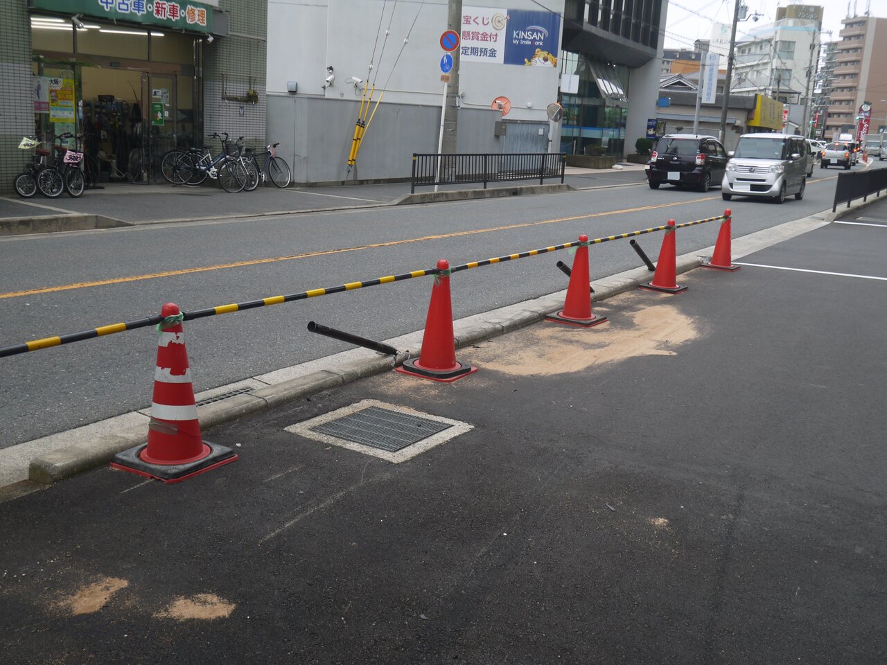 香里ダイエー本通商店街近くの170号線のフェンスがなぎ倒されてた 車がぶつかる事故があったみたい 寝屋川つーしん 香里ダイエー本通商店街近くの170号線のフェンスがなぎ倒されてた 車がぶつかる事故があったみたい 寝屋川つーしん