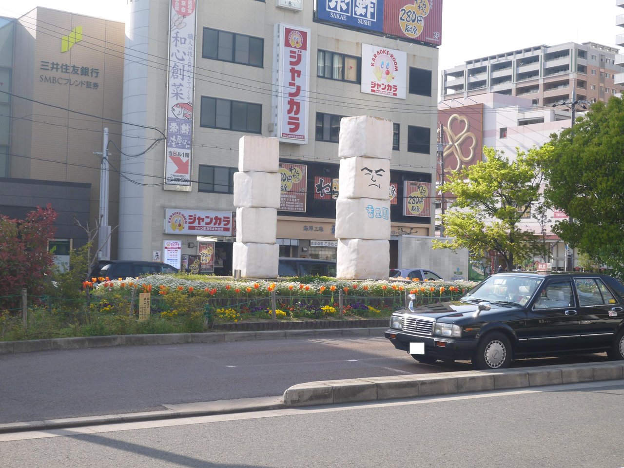 寝屋川つーしん 香里園駅西口のチューリップ15 まもなく見納めか
