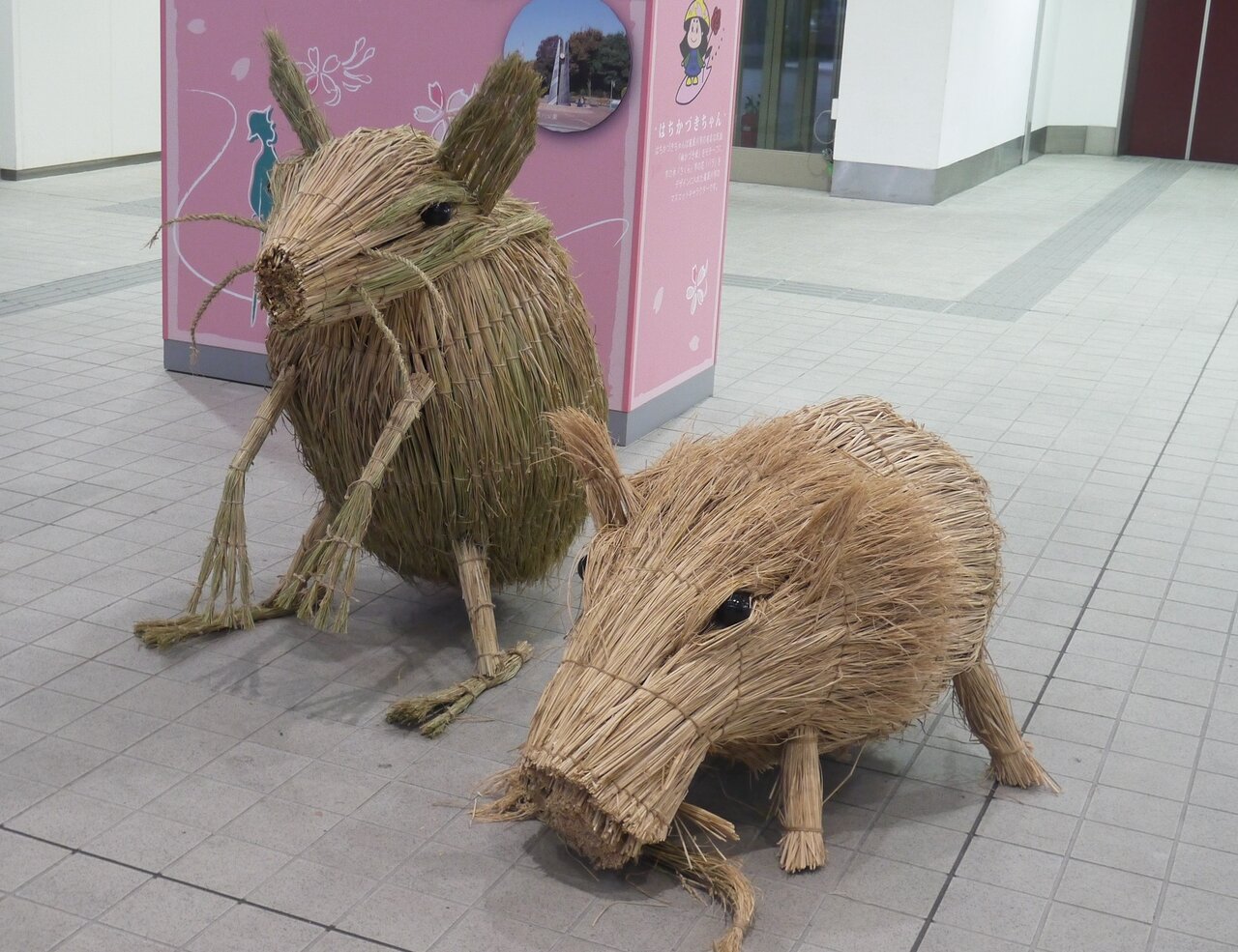 寝屋川つーしん 寝屋川市役所にネズミの 干支とんど が登場 高倉とんど焼きの保存会が寄贈