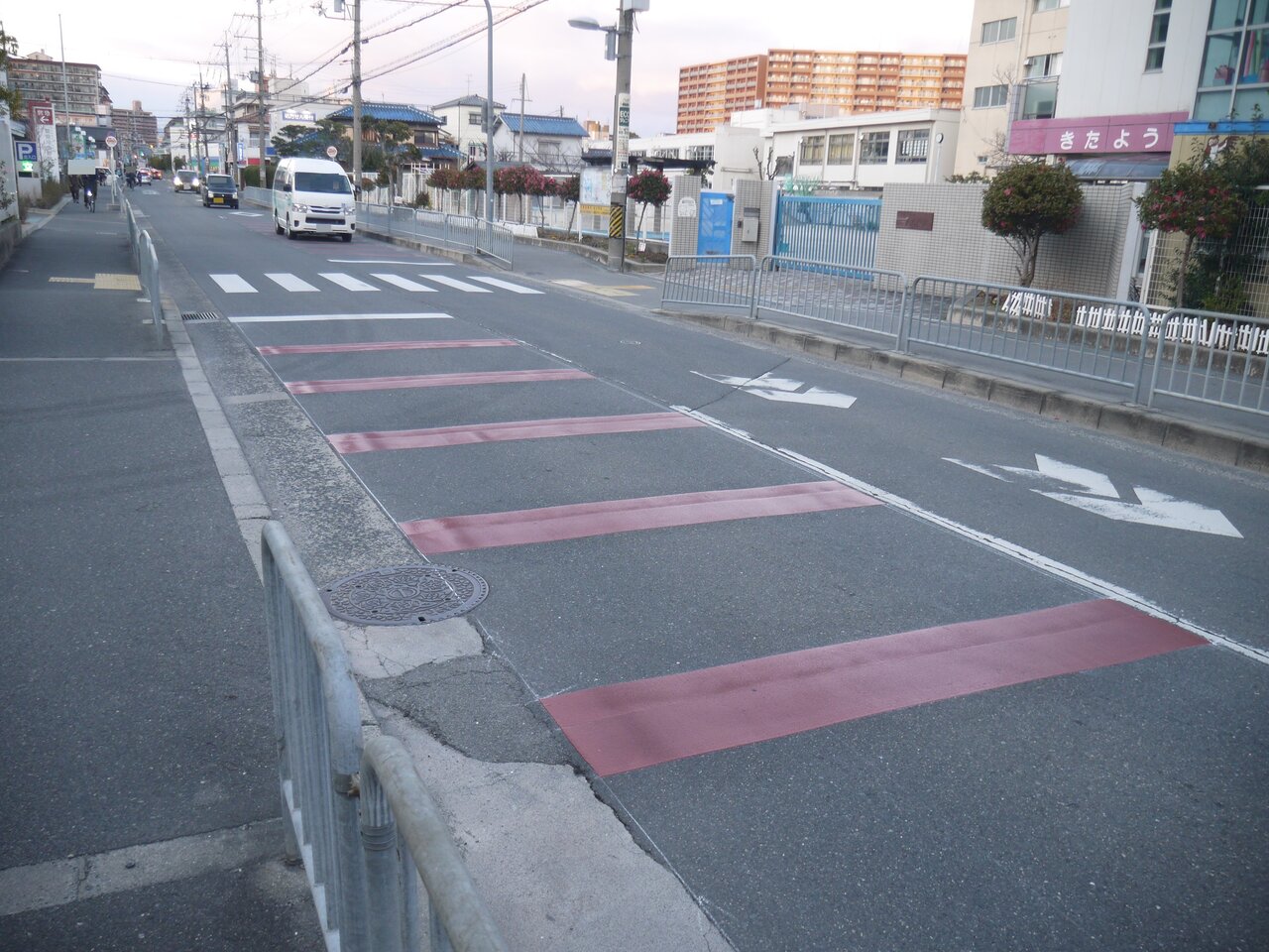 マチコロ寝屋川 北幼稚園前の道路に茶色いゼブラ状のペイントが登場 マチコロ寝屋川 北幼稚園前の道路に茶色いゼブラ状のペイントが登場