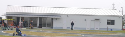 奥にある建物