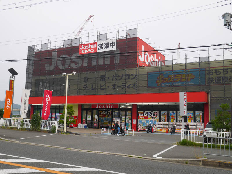 ジョーシン東香里店の外観がリニューアルしてる。改装後は肌色と黄色のツートンカラーに 寝屋川つーしん