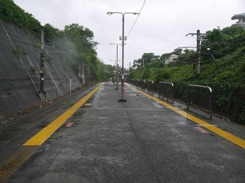 寝屋川公園駅のホームで「内方線付き点状ブロック」を設置する工事が行われてる。〜視覚障害者がホームの内側を識別するための設備〜