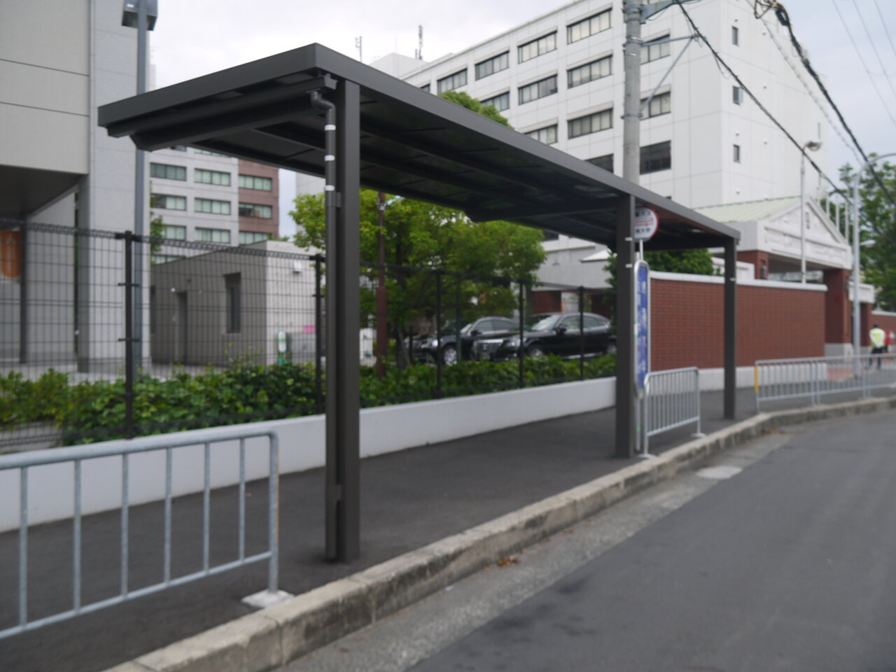 「摂南大学」バス停に新しい屋根が設置されてる!～一度撤去 ...