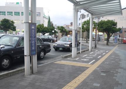 寝屋川市駅西口のタクシー乗り場に並ぶ方向を示す白線ができてる 寝屋川つーしん
