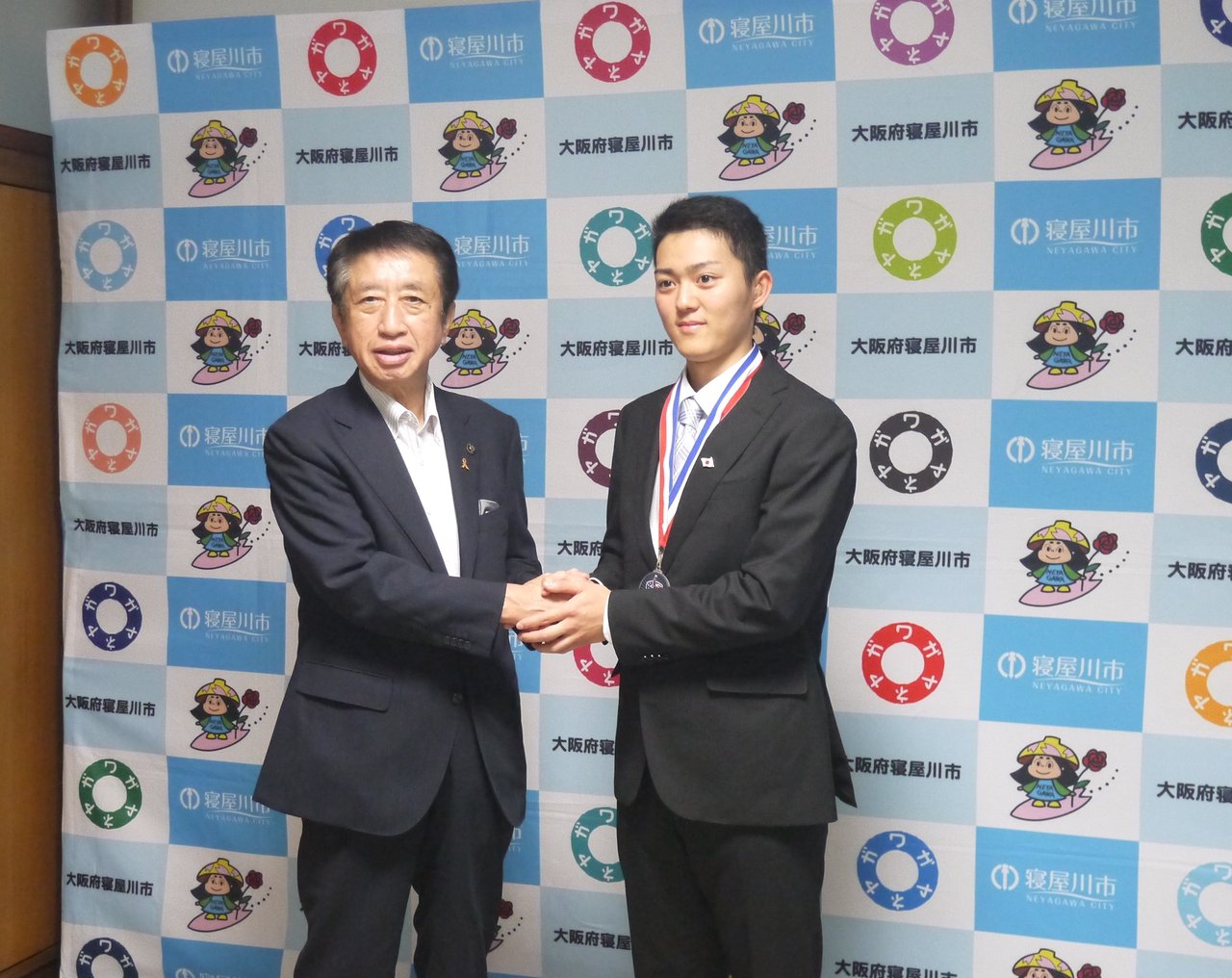 デフバスケットボール世界選手権で銀メダルを獲得した森井涼太さんが市長を表敬訪問 21歳以下の聴覚障害を持つバスケの世界大会 寝屋川つーしん デフバスケットボール世界選手権で銀メダルを獲得した森井涼太さんが市長を表敬訪問 21歳以下の聴覚障害を持つバスケの世界大会 寝屋川つーしん