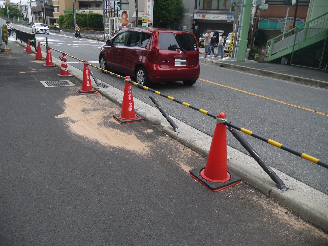 香里ダイエー本通商店街近くの170号線のフェンスがなぎ倒されてた 車がぶつかる事故があったみたい 寝屋川つーしん 香里ダイエー本通商店街近くの170号線のフェンスがなぎ倒されてた 車がぶつかる事故があったみたい 寝屋川つーしん