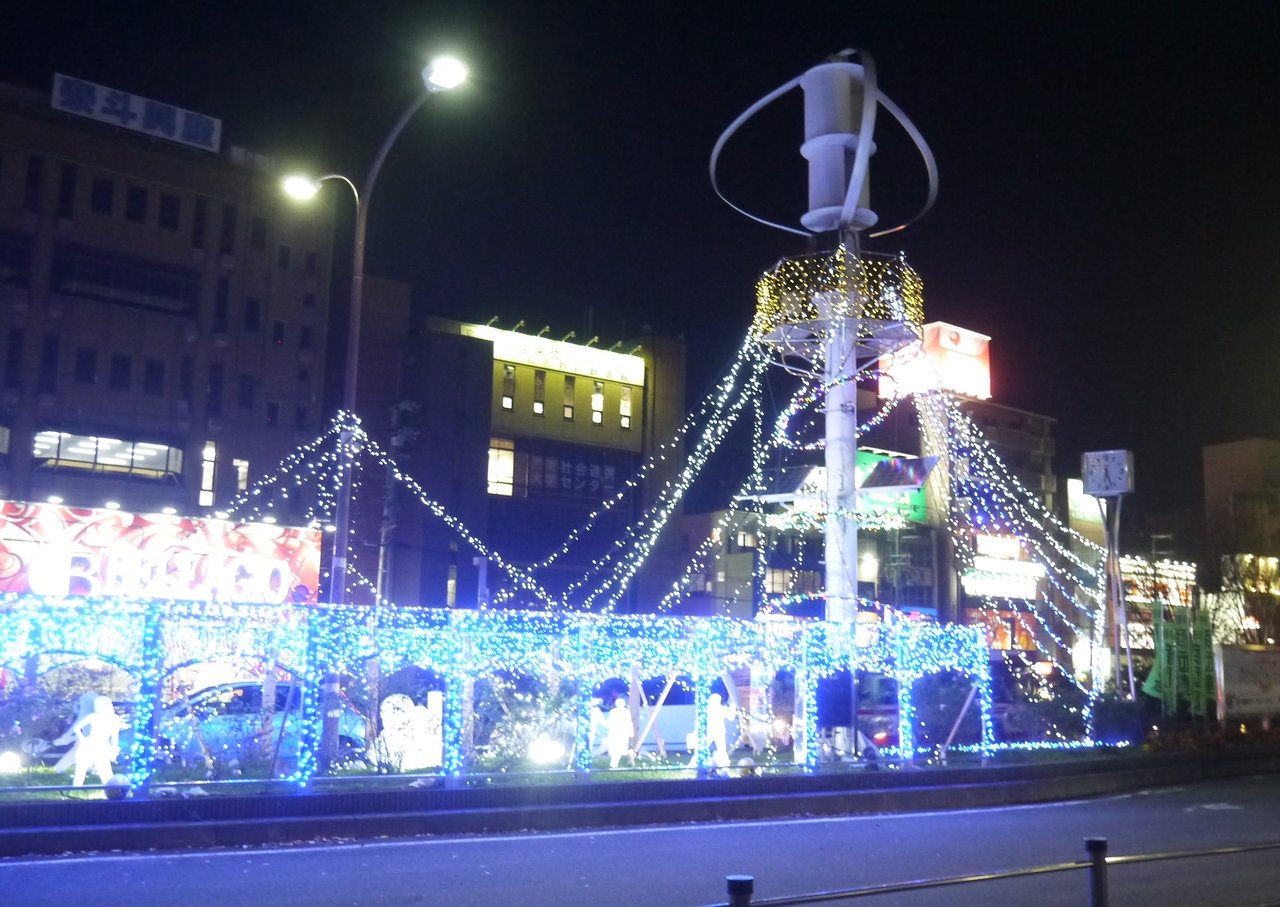 寝屋川市駅西口のイルミネーション18 植え込みや風車が光り輝いて綺麗 寝屋川つーしん