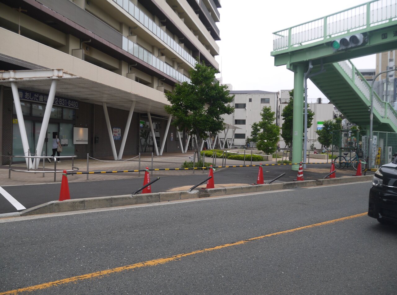 香里ダイエー本通商店街近くの170号線のフェンスがなぎ倒されてた 車がぶつかる事故があったみたい 寝屋川つーしん 香里ダイエー本通商店街近くの170号線のフェンスがなぎ倒されてた 車がぶつかる事故があったみたい 寝屋川つーしん