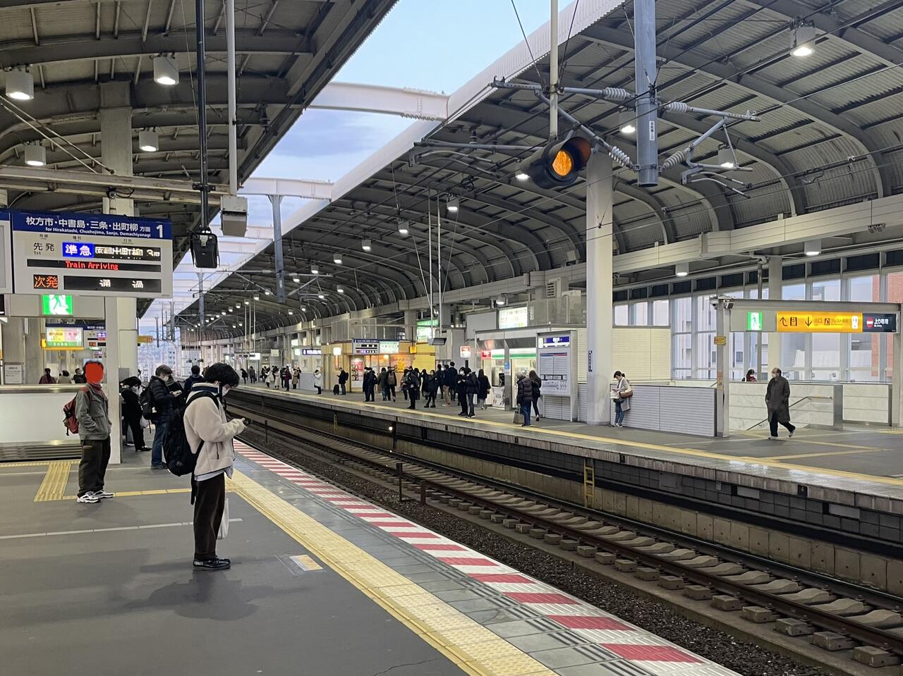 寝屋川市駅に平日出町柳方面で朝一番の電車は何時何分に来る？【ねやが