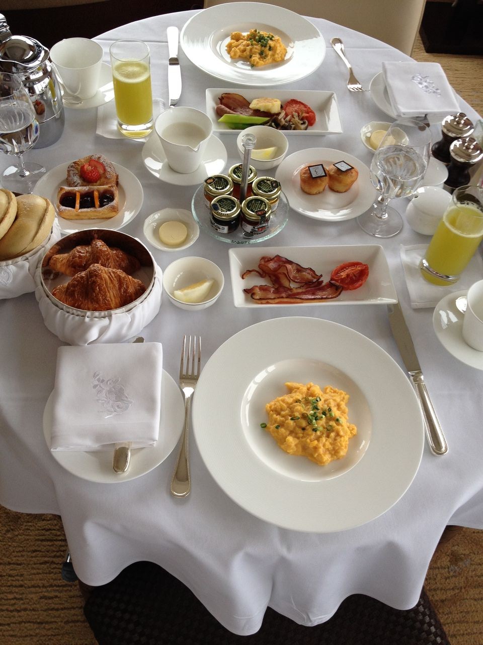 結婚式 シャングリ ラ ホテル東京 当日朝 未卯と寅戌が吠える