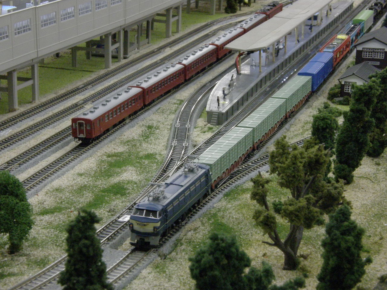 トミックスの「EF66形」と KATOの「EF65-1000形」を並べてみまし