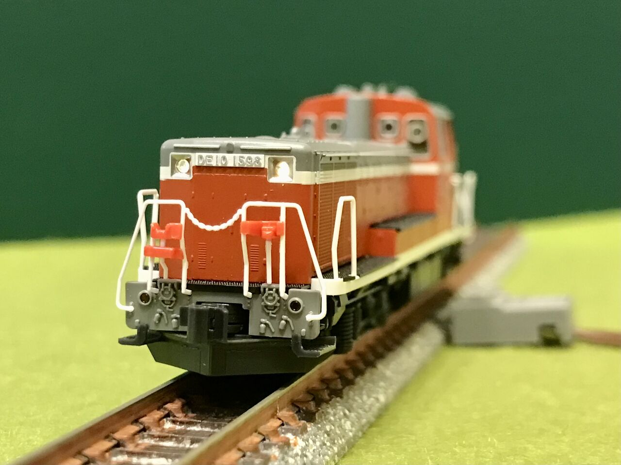 トミックスの「DD200-700」と KATOの「DE10形」を並べてみました