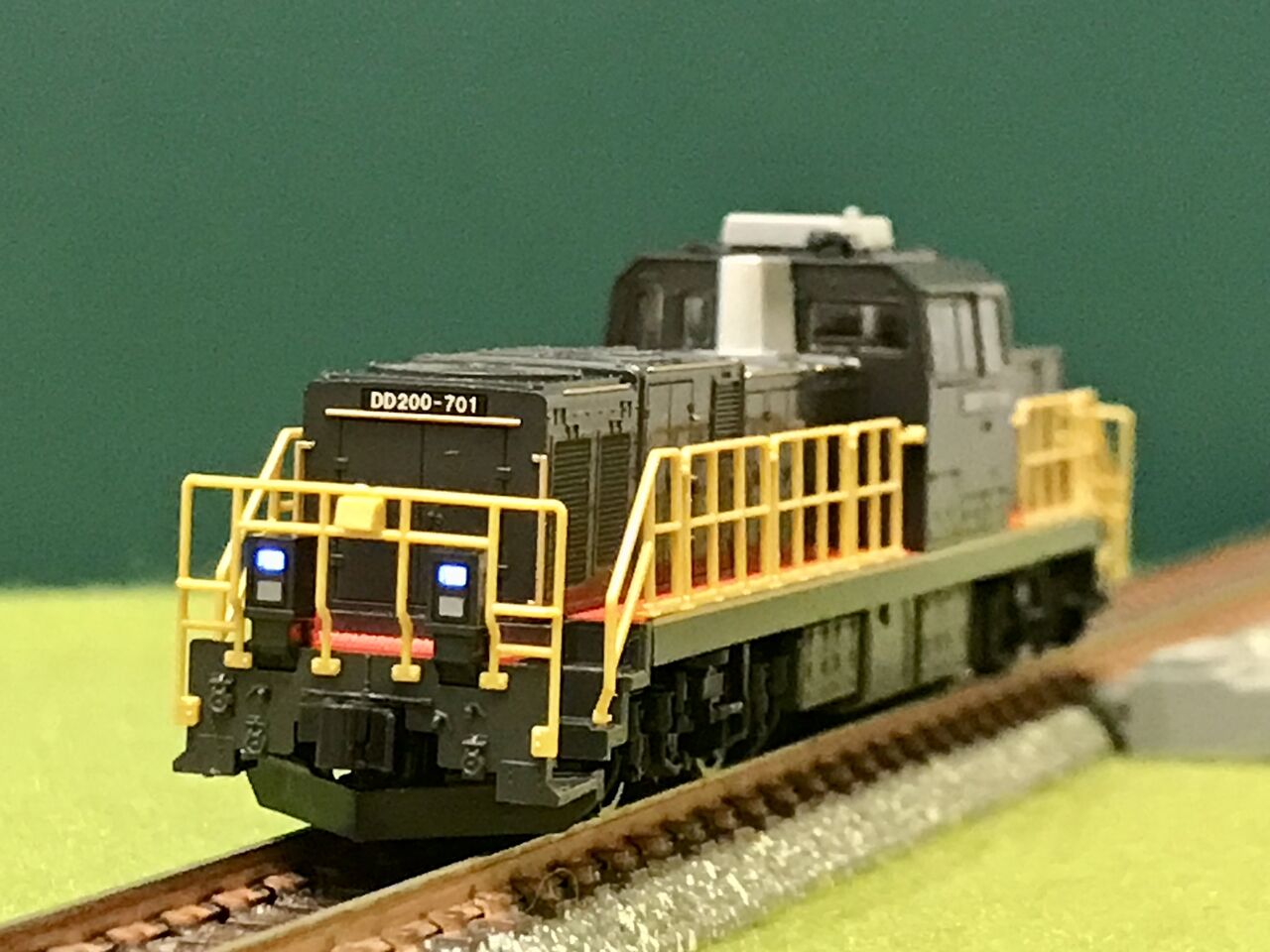 トミックスの「DD200-700」と KATOの「DE10形」を並べてみました