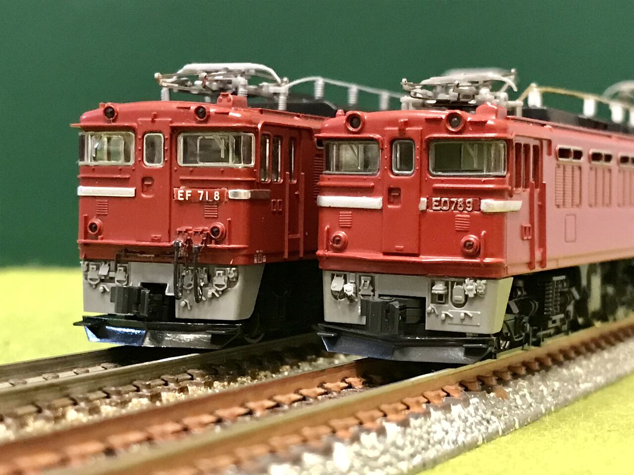 トミックスの「EF71形」と、マイクロエースの「ED78形」を並べて