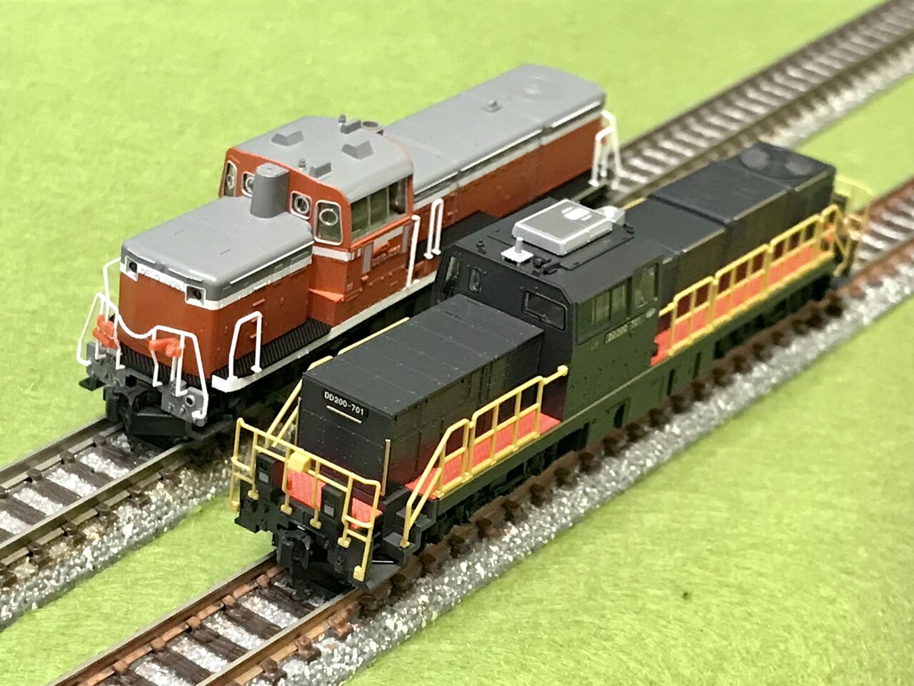 トミックスの「DD200-700」と KATOの「DE10形」を並べてみました