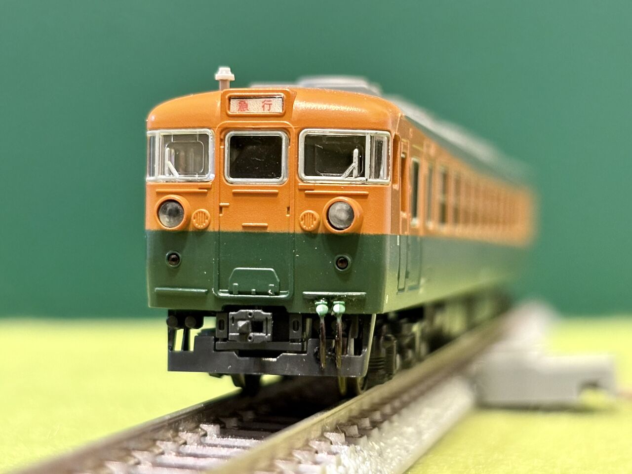 KATOの「165系（旧製品）」と、マイクロエースの「155系」を並べてみ