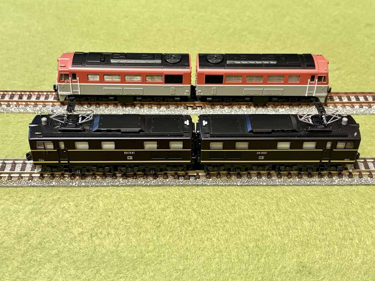 KATOの「EH10形」と、マイクロエースの「DD50形」を並べてみました