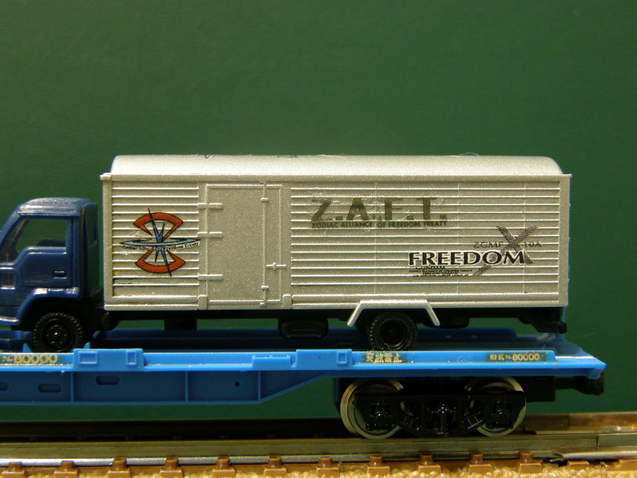 トミックス 「クム80000形 車運車」の車載トラックに、デカールを貼っ