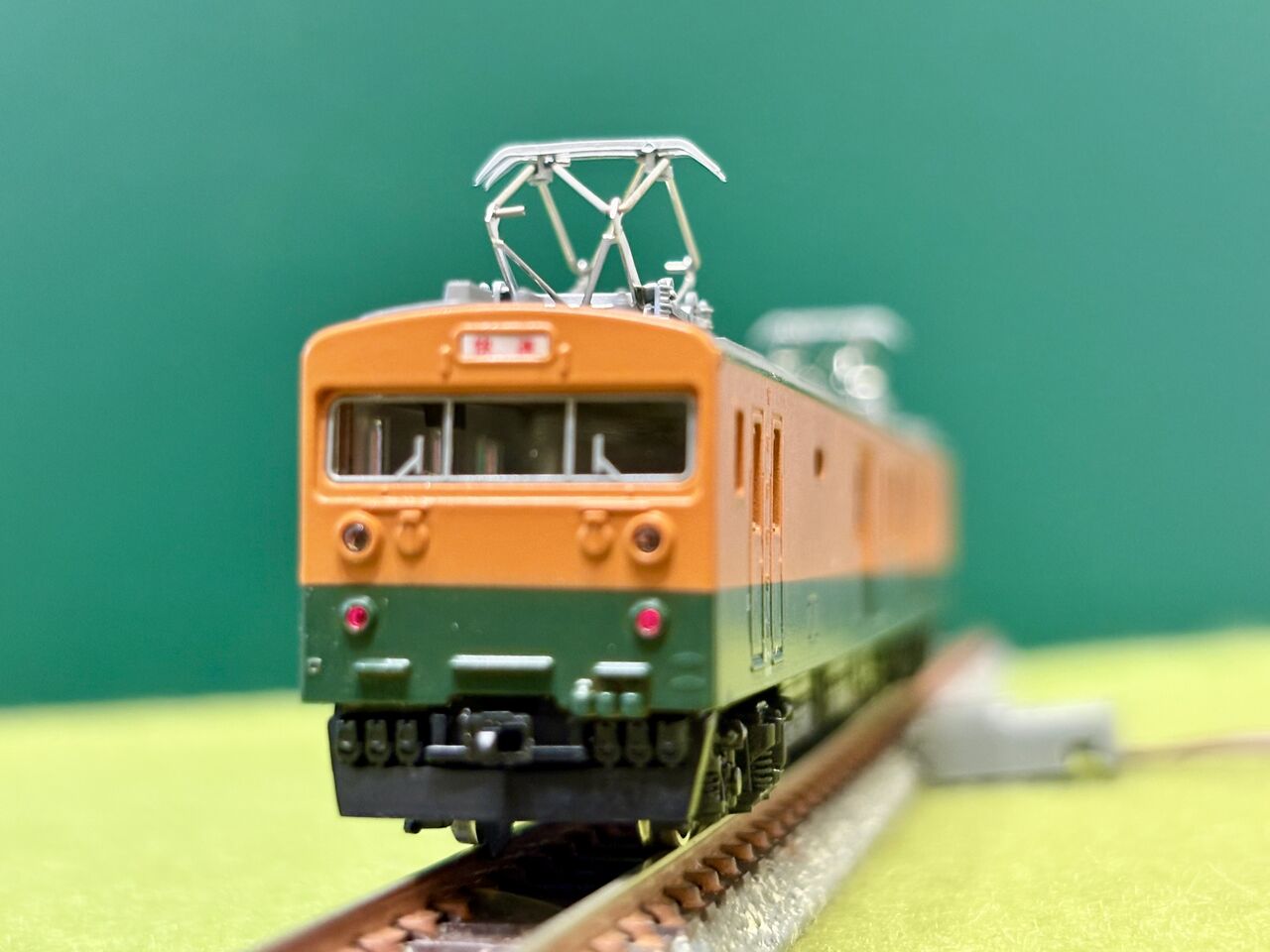 KATOの「クモニ143形」と、マイクロエースの「クモヤ143・湘南色」を