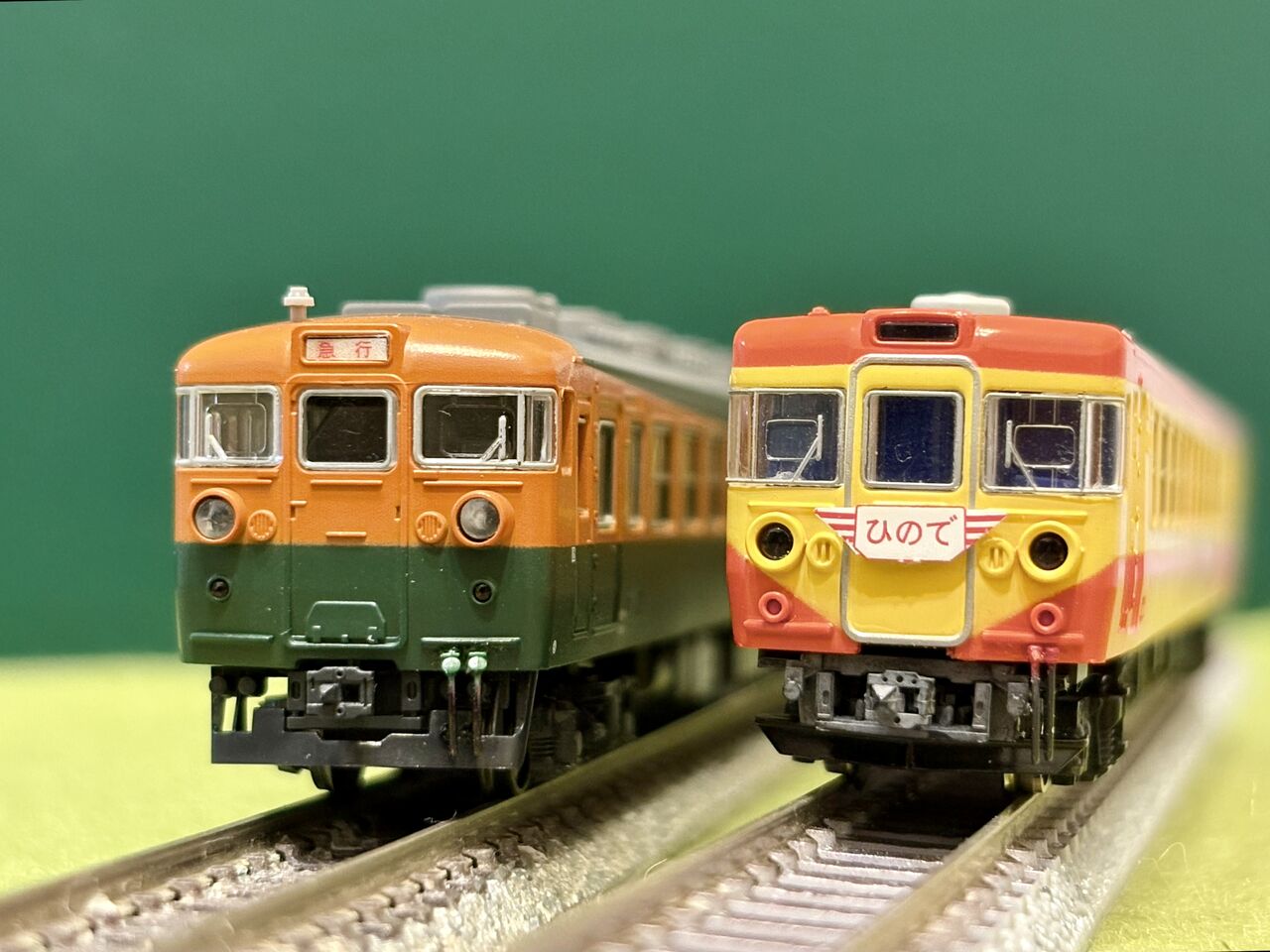 KATOの「165系（旧製品）」と、マイクロエースの「155系」を並べてみ