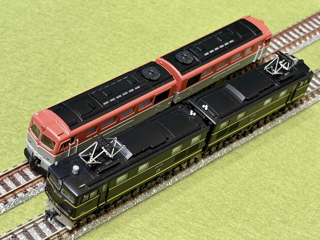 KATOの「EH10形」と、マイクロエースの「DD50形」を並べてみました