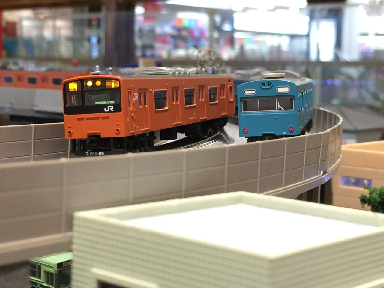 鉄道 車内灯？ 鉄道車両用客室内LED照明」を開発 | パナソニック