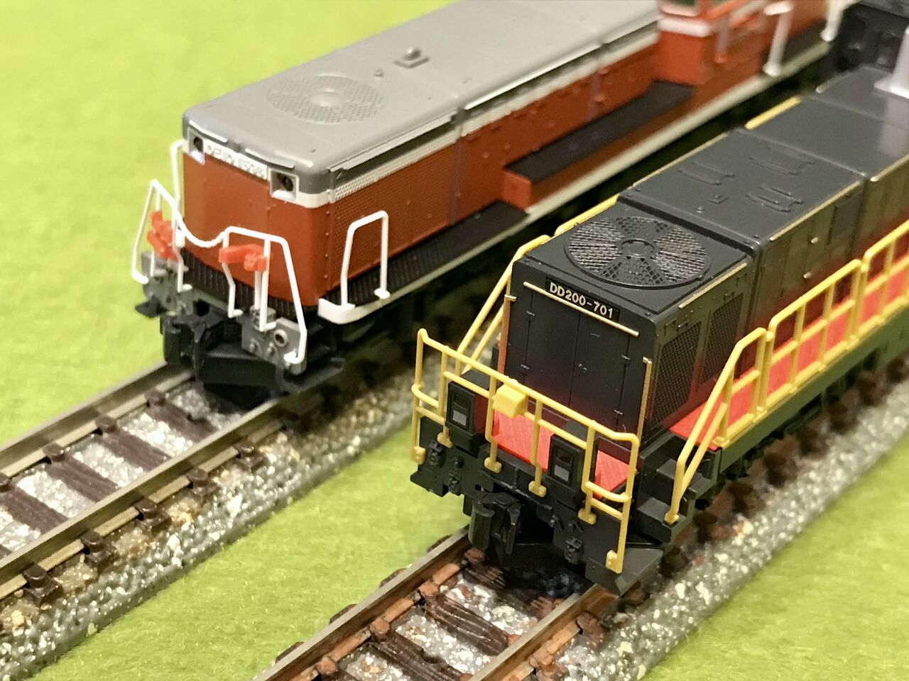 トミックスの「DD200-700」と KATOの「DE10形」を並べてみました