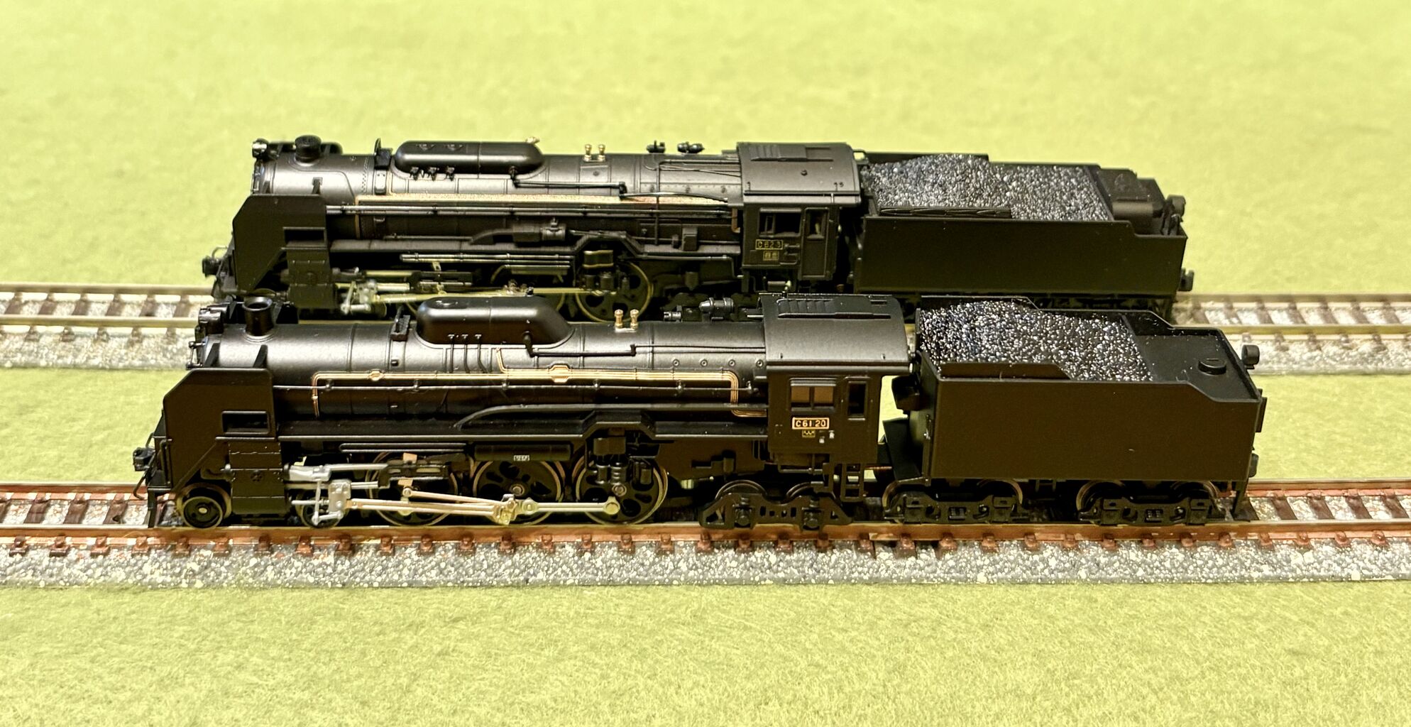 KATOの「C62形3号機」とマイクロエースの「C61形20号機」を並べてみ