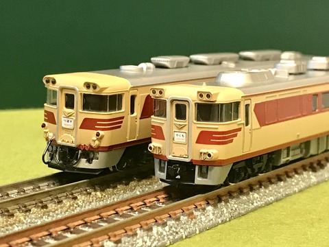 KATOの「キハ82系」とトミックスの「キハ181系」（初代製品）を並べて