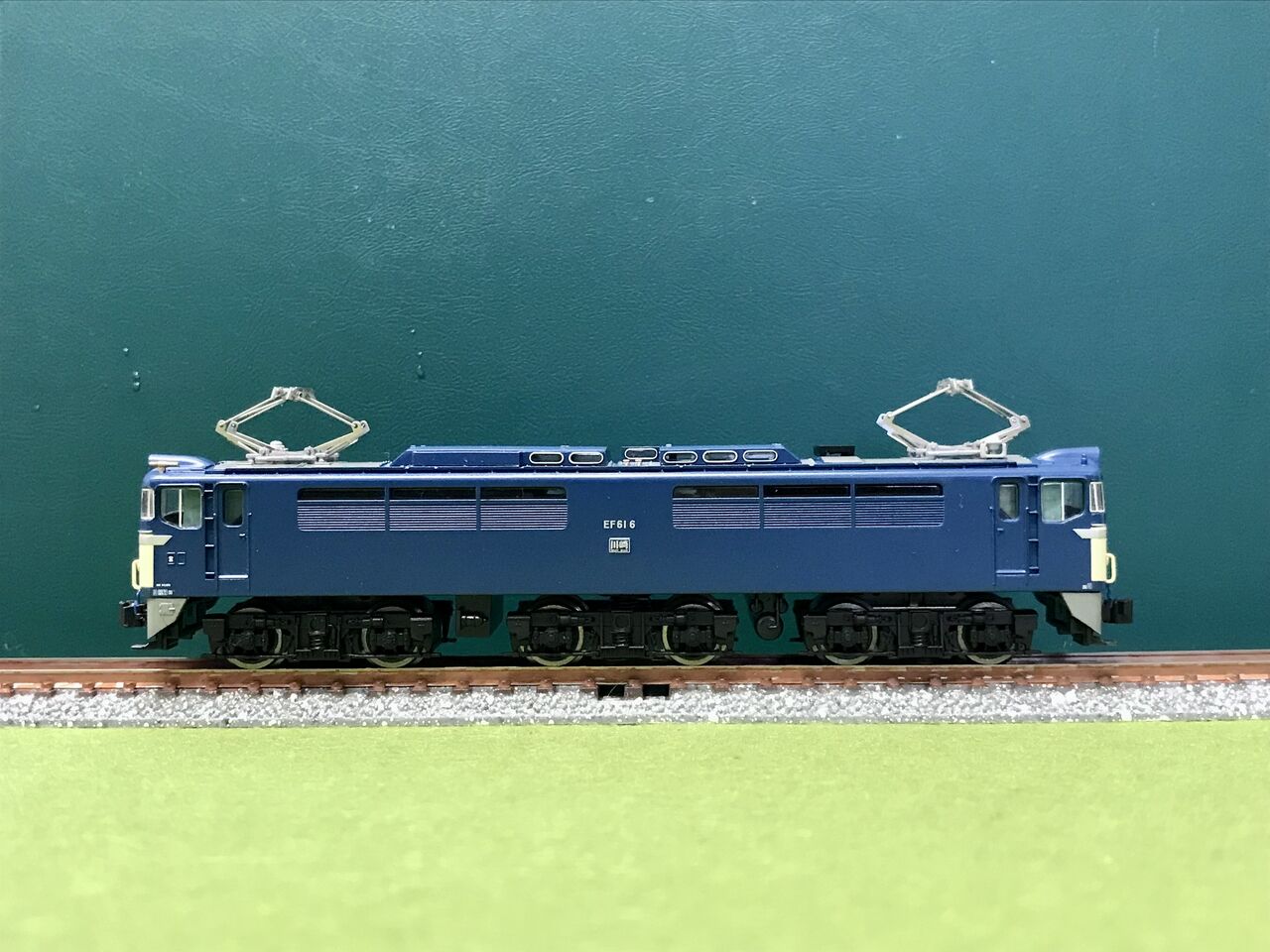 トミックスの「EF60形」とマイクロエースの「EF61形」を並べてみ