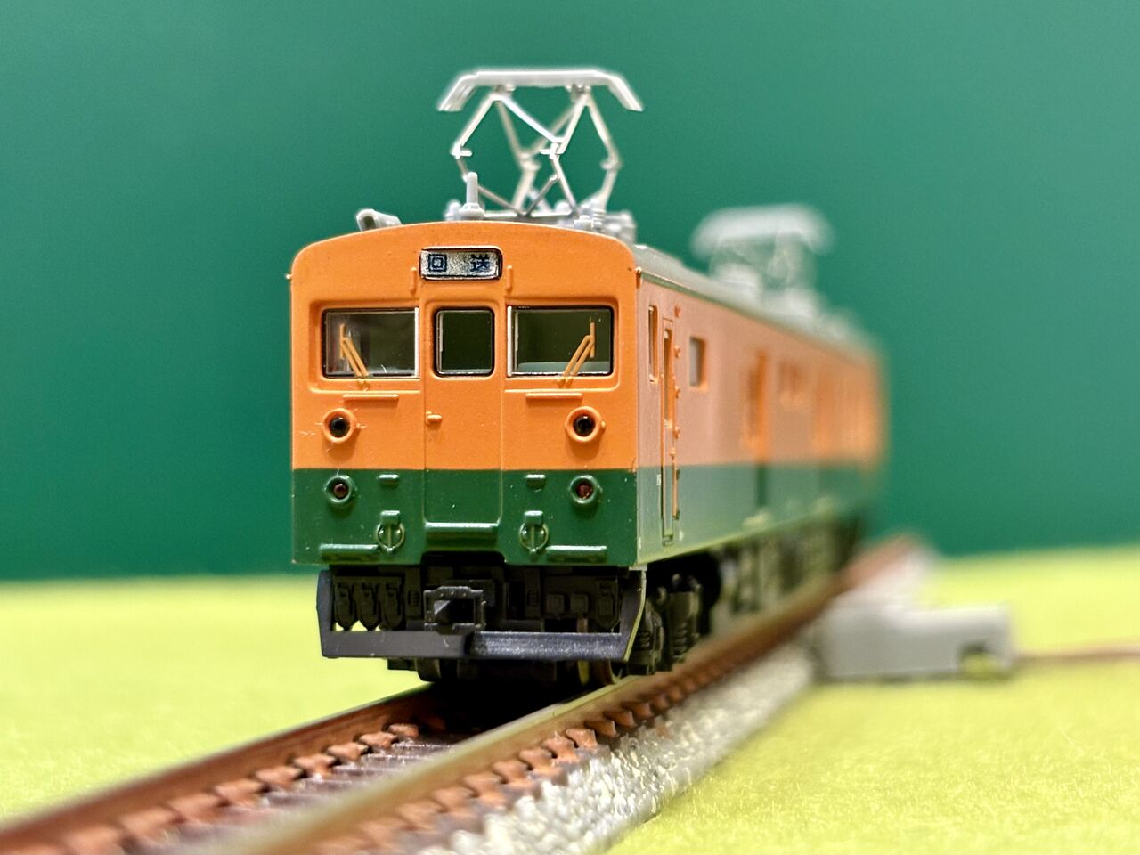 KATOの「クモニ143形」と、マイクロエースの「クモヤ143・湘南色」を