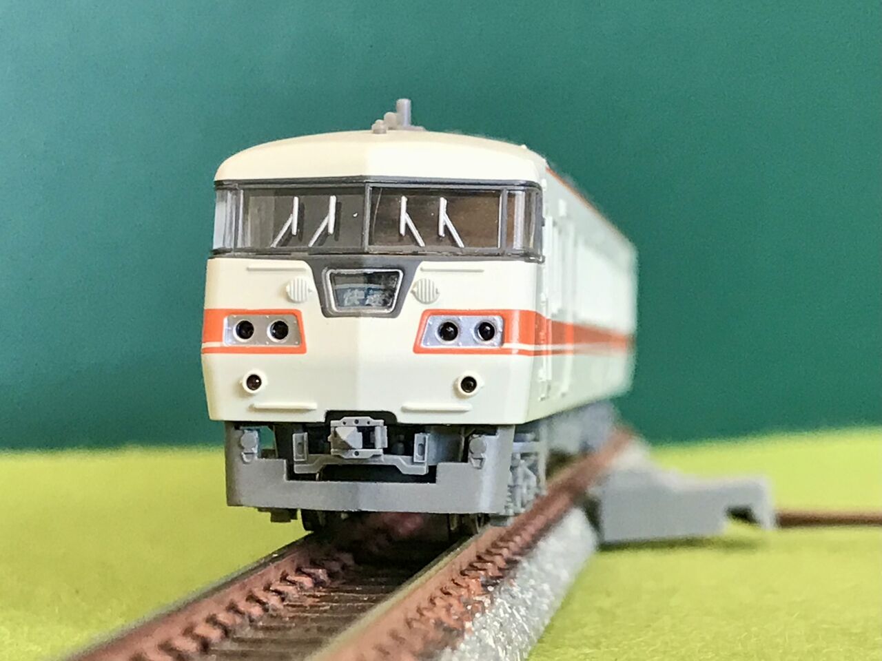 KATOの「185系・旧製品」と、マイクロエースの「117系」を並べてみまし