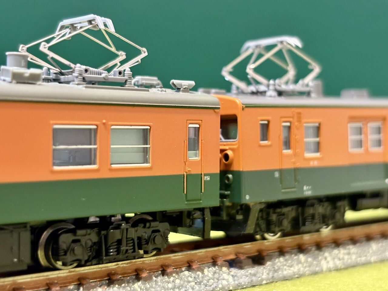 KATOの「クモニ143形」と、マイクロエースの「クモヤ143・湘南色」を