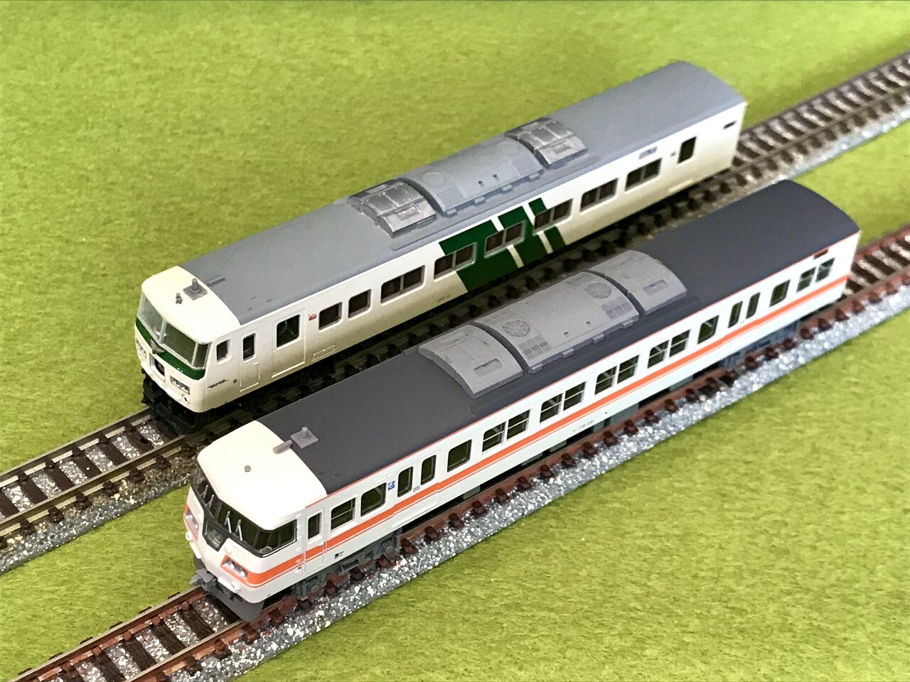 KATOの「185系・旧製品」と、マイクロエースの「117系」を並べてみまし