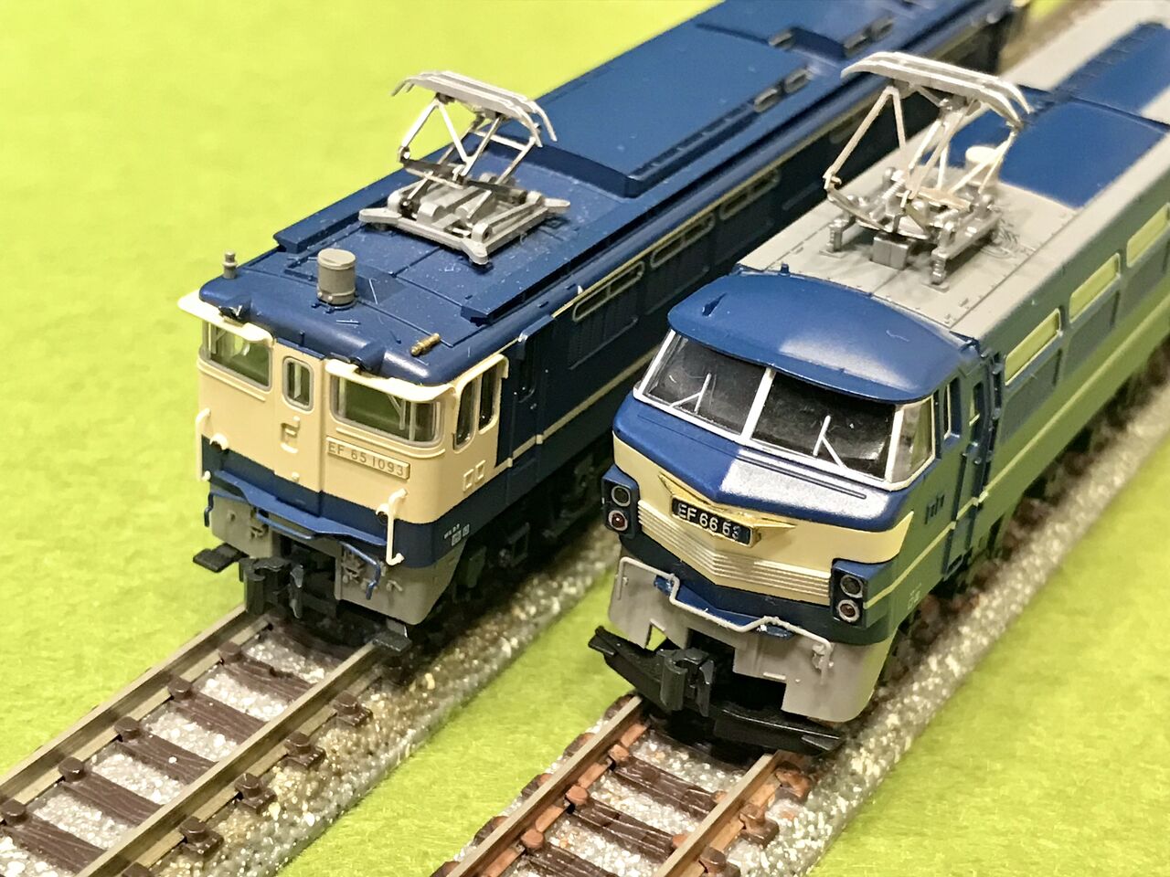 トミックスの「EF66形」と KATOの「EF65-1000形」を並べてみまし