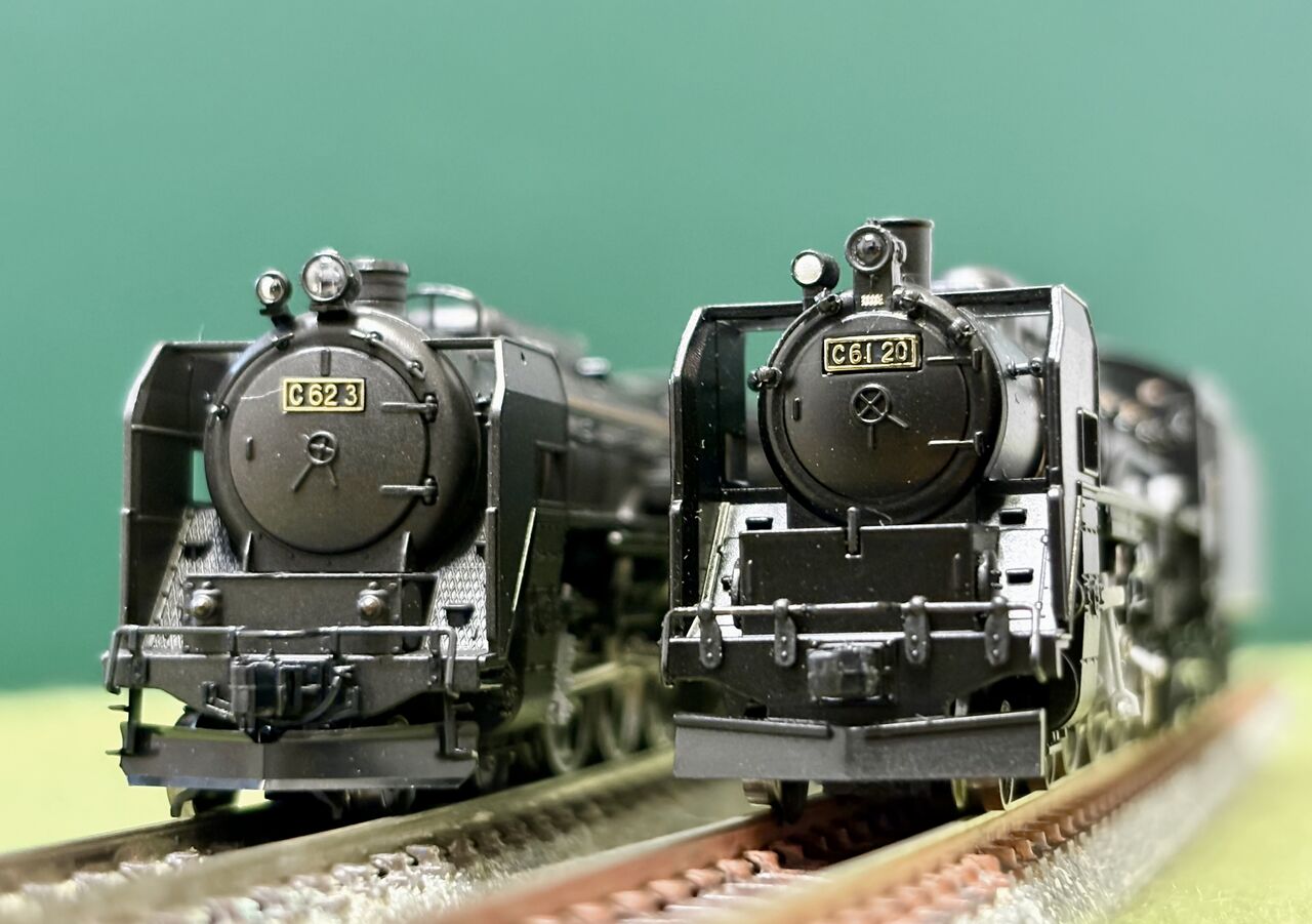 KATOの「C62形3号機」とマイクロエースの「C61形20号機」を並べてみ