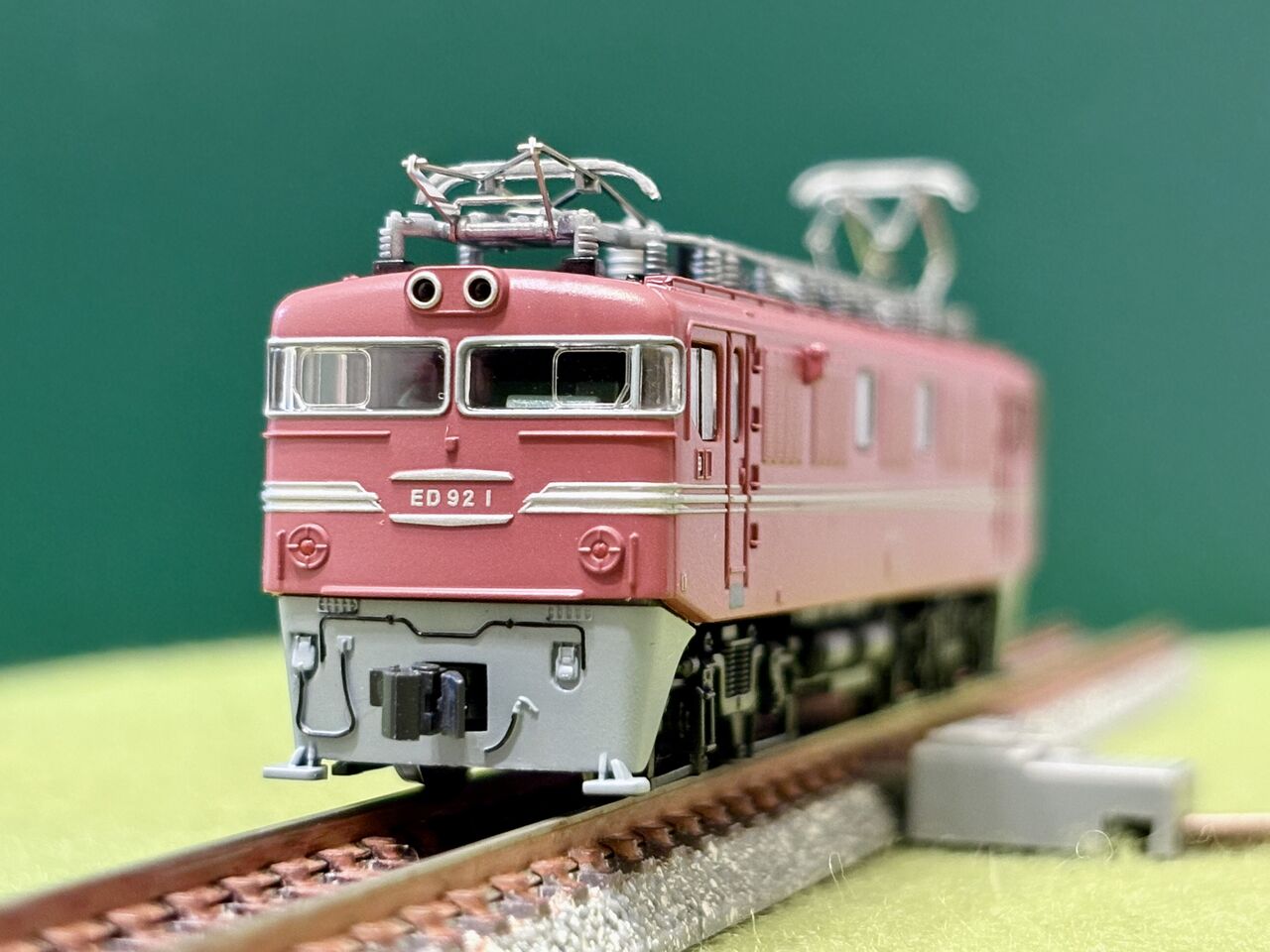 マイクロエースの「ED92形」と、KATOの「EF81形」を並べてみました