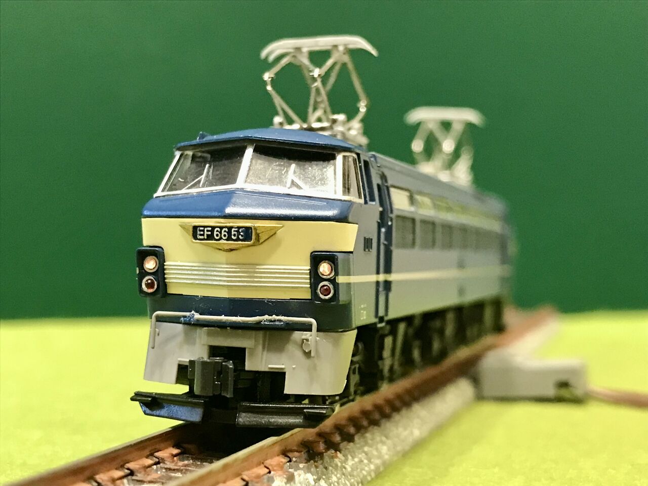 トミックスの「EF66形」と KATOの「EF65-1000形」を並べてみまし
