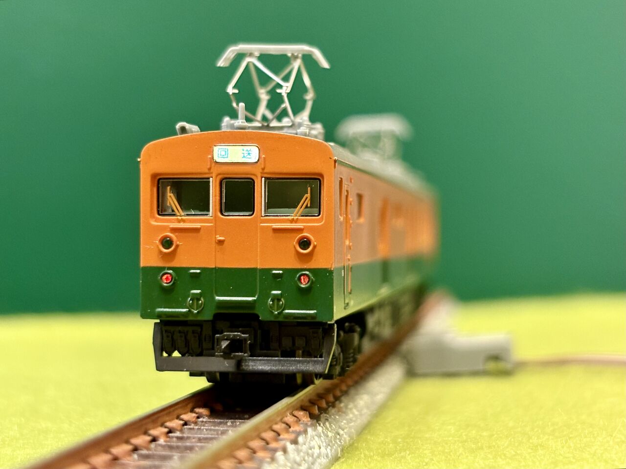 KATOの「クモニ143形」と、マイクロエースの「クモヤ143・湘南色」を