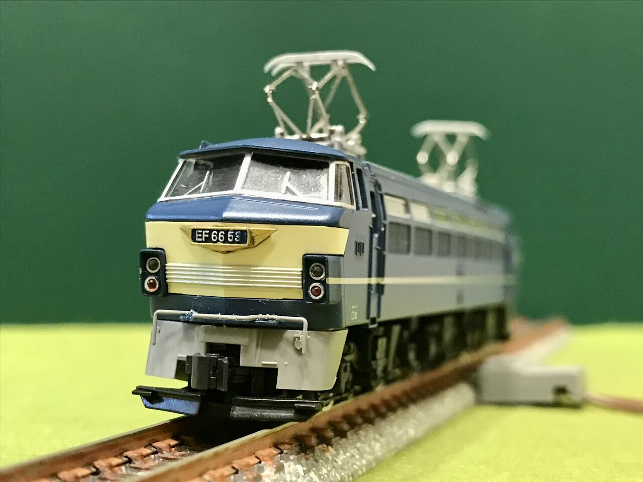 トミックスの「EF66形」と KATOの「EF65-1000形」を並べてみまし