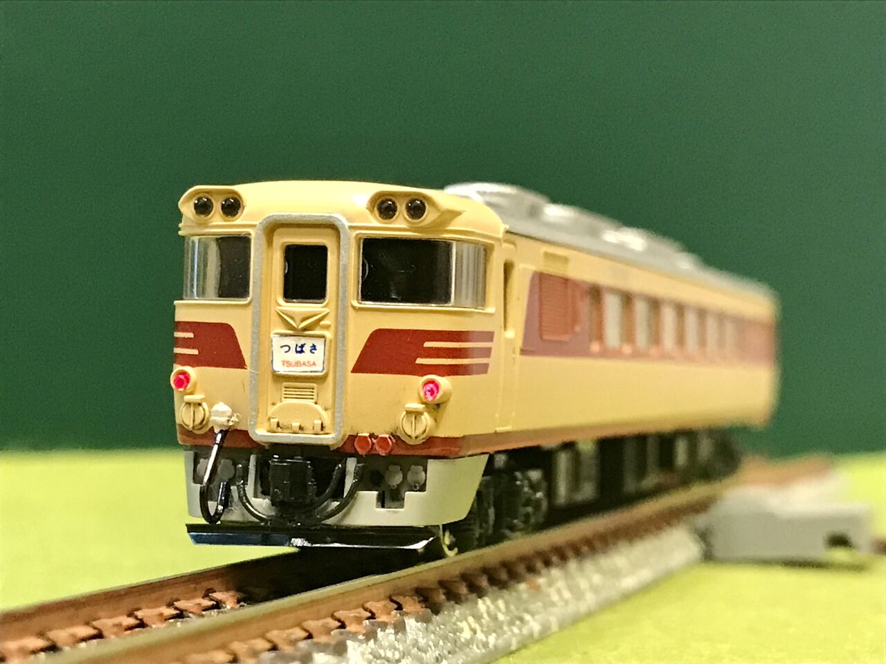 KATOの「キハ82系」とトミックスの「キハ181系」（初代製品）を並べて