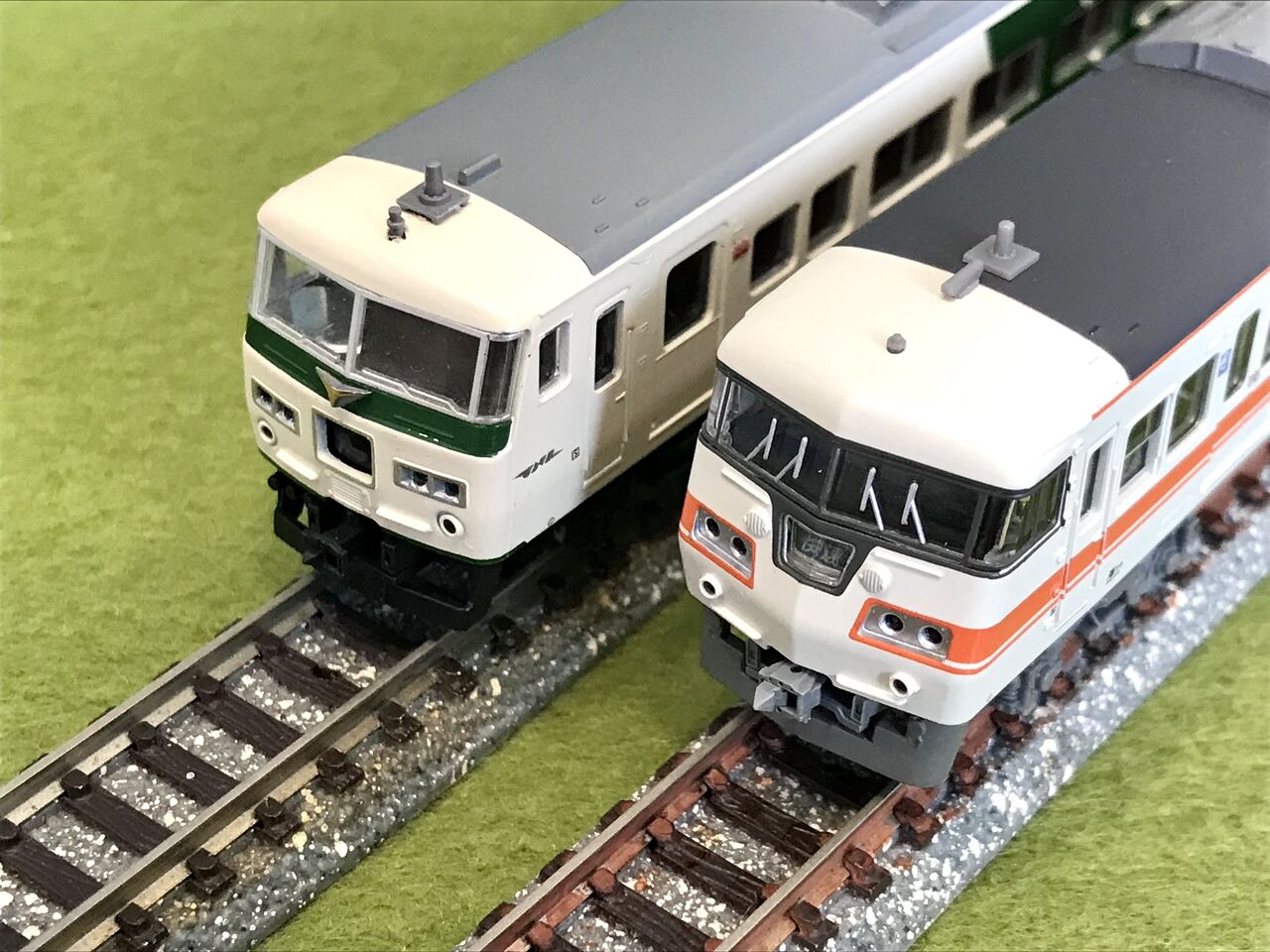 KATOの「185系・旧製品」と、マイクロエースの「117系」を並べてみまし