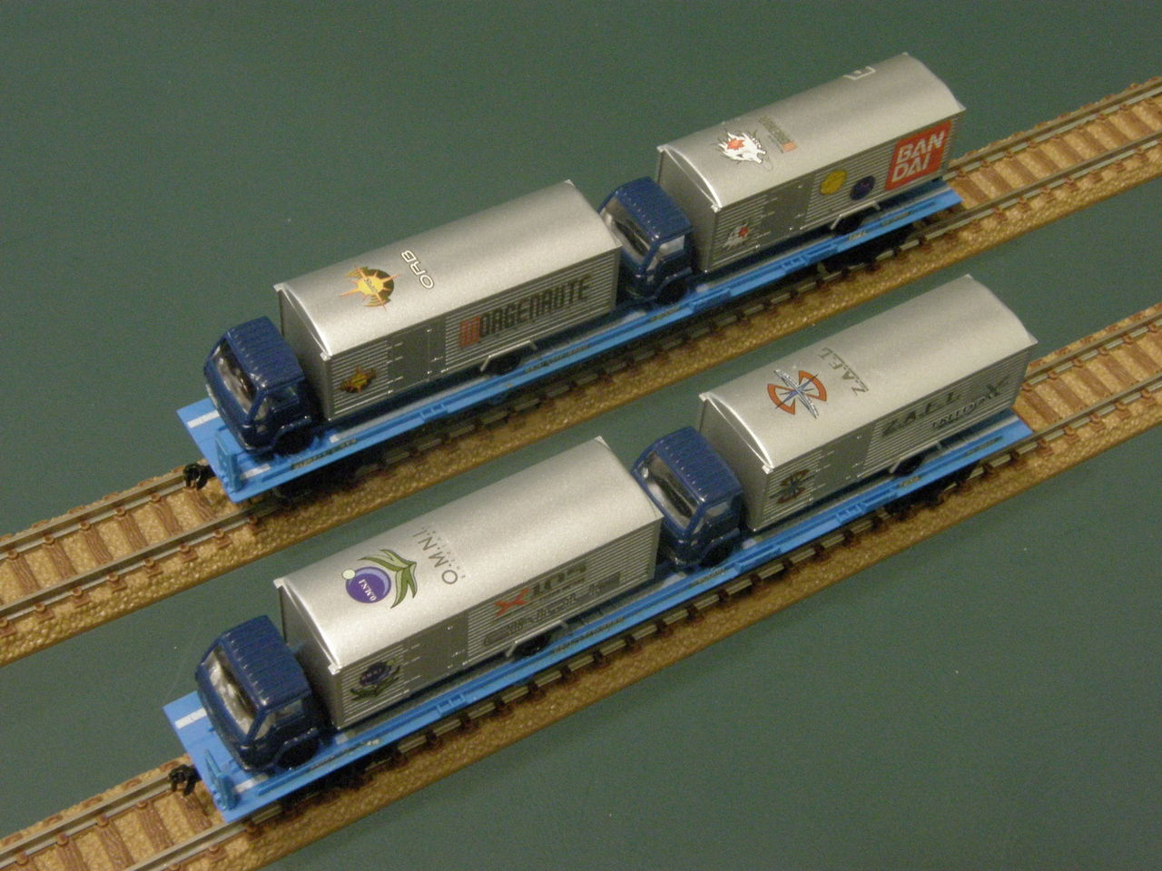 トミックス 「クム80000形 車運車」の車載トラックに、デカール