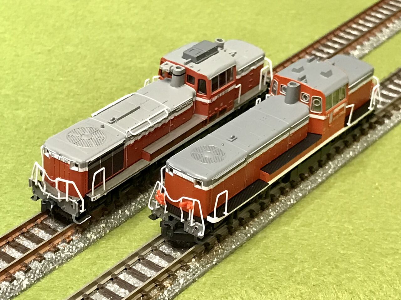 KATOの「DE10形」と、マイクロエースの「DE11-1091タイプ」を並べてみ