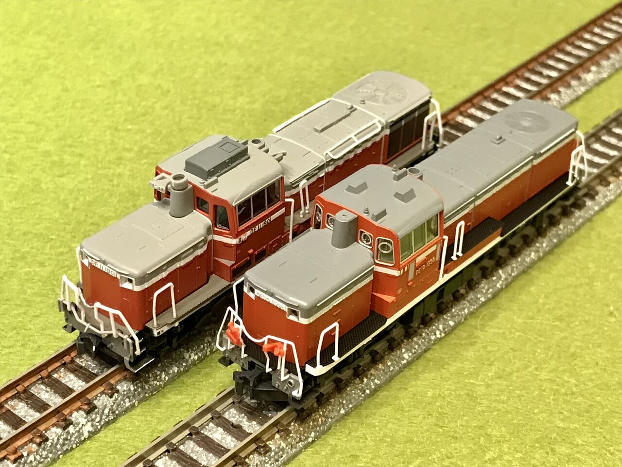 KATOの「DE10形」と、マイクロエースの「DE11-1091タイプ」を並べてみ