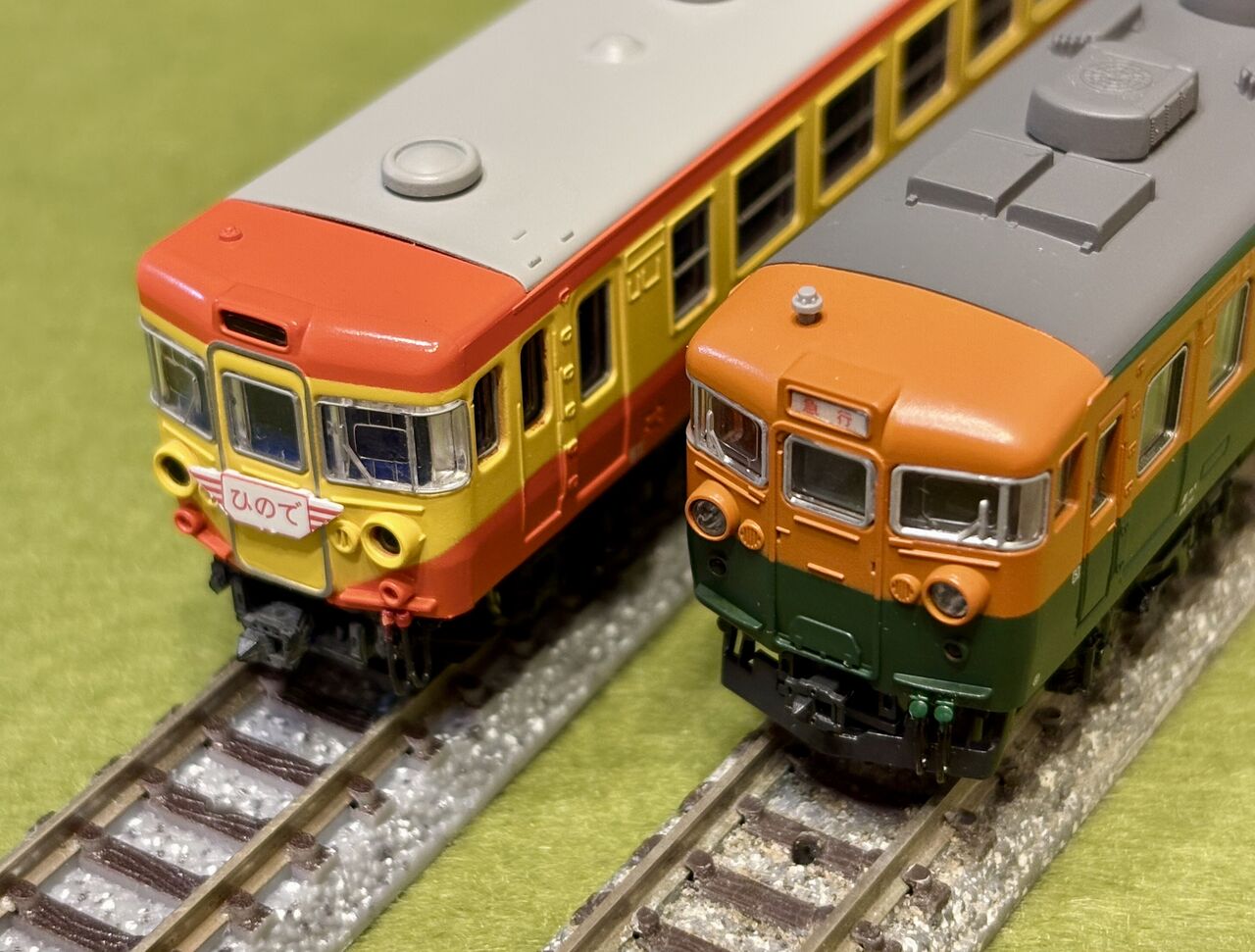 KATOの「165系（旧製品）」と、マイクロエースの「155系」を並べてみ