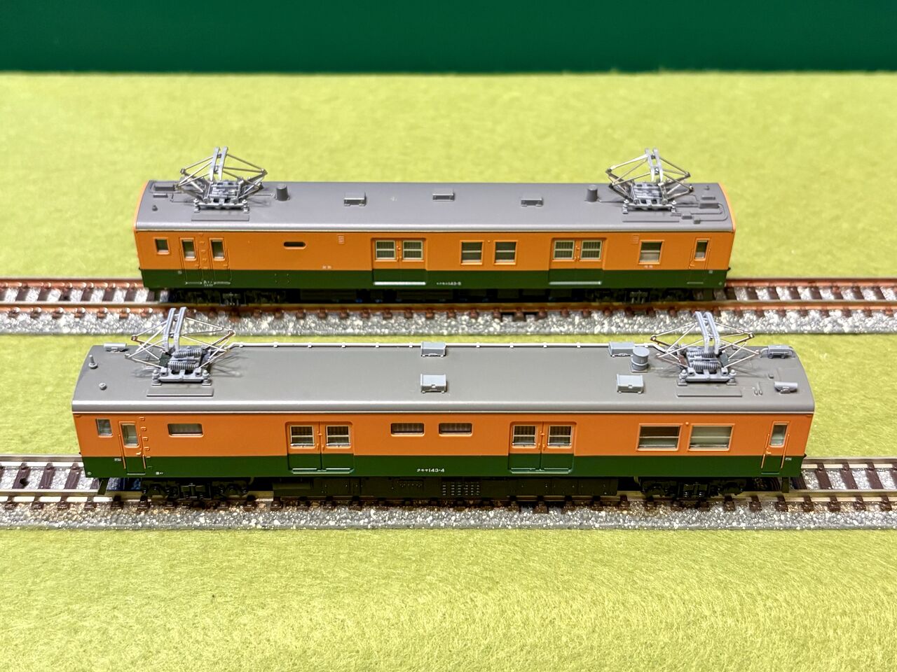 KATOの「クモニ143形」と、マイクロエースの「クモヤ143・湘南色」を
